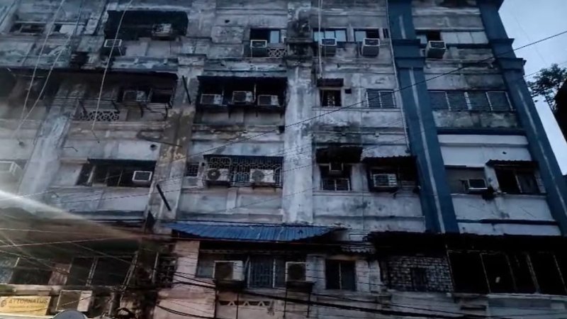कोलकाता के होटल में भीषण आग, 9 लोगों की मौत और 6 घायल