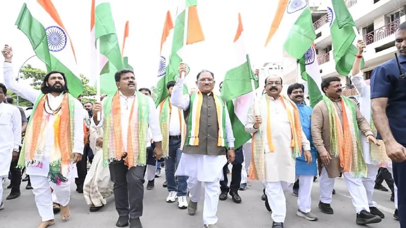 रायपुर में निकली तिरंगा यात्रा, 1500 मीटर लंबे तिरंगे के साथ चले CM साय और डिप्टी CM