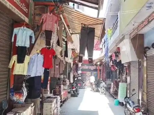मुजफ्फरनगर: पुरकाजी में साप्ताहिक बंदी बेअसर, थाने और नगर पंचायत के सामने भी खुली रहीं दुकानें