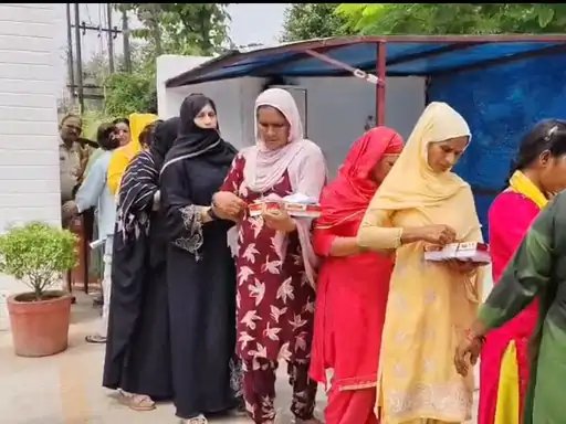 मुजफ्फरनगर: जेल में धूमधाम से बना रक्षाबंधन, बहनों ने बंदी भाइयों की कलाई पर बांधी राखी