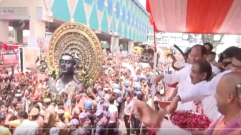 कांवड़ यात्रा के बीच मेरठ पहुंचे योगी आदित्यनाथ, शिवभक्तों पर बरसाए फूल