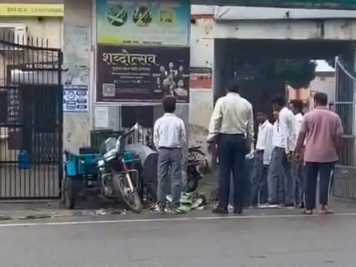 मुजफ्फरनगर के कॉलेज में छात्रों से सड़क किनारे सफाई कराने का वीडियो वायरल, जांच शुरू