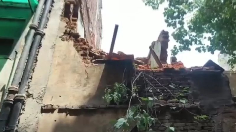 दिल्ली के करोल बाग में पुरानी इमारत की दीवार गिरी, कई लोग घायल; रेस्क्यू ऑपरेशन जारी