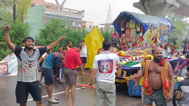 मुरादनगर में मुस्लिम समाज ने कांवड़ियों पर बरसाए फूल, पहनाई माला और बांटे फल