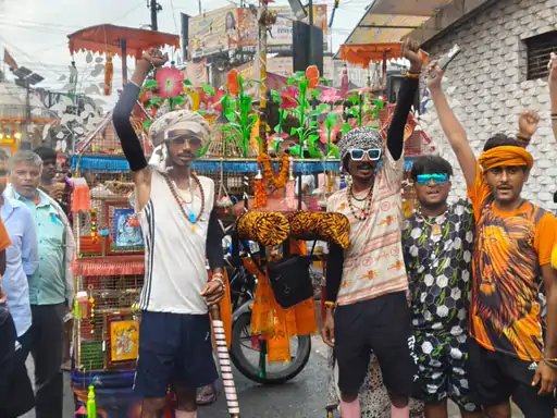 9 कबूतरों के साथ कांवड़ यात्रा पर निकले सोनीपत के अंकित, मुजफ्फरनगर में दिखा अनोखा नजारा
