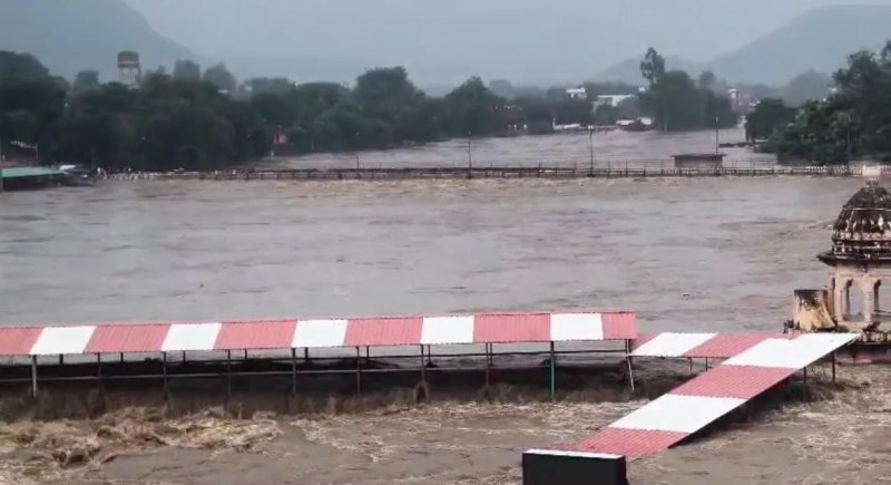 चित्रकूट में बाढ़ का कहर! मंदाकिनी नदी उफान पर, रामघाट का पुल बहा; घरों में घुसा पानी