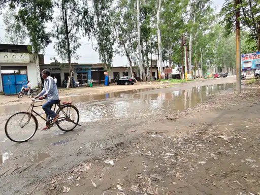 मुजफ्फरनगर: जौली रोड पर फिर दिखे गड्ढे, बारिश के बाद उखड़ी मरम्मत