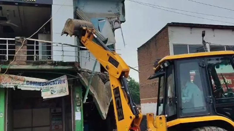 बदायूं में PWD की जमीन पर बनी मार्केट पर चला बुलडोजर, 14 दुकानें ध्वस्त