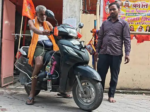 60 वर्षीय परशुराम की अनोखी कांवड़ यात्रा, ऑक्सीजन सपोर्ट के साथ हरिद्वार से पहुंचे मुजफ्फरनगर