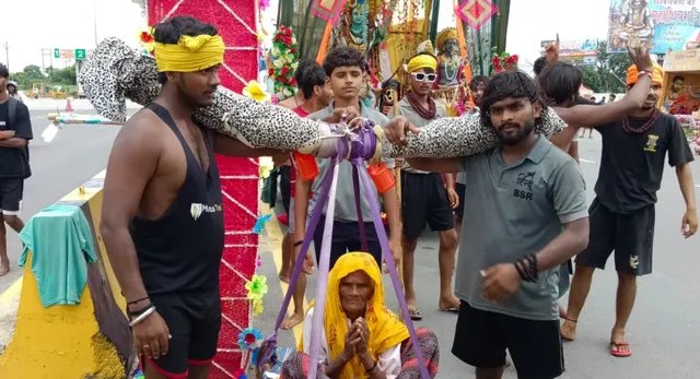 मेरठ: 95 वर्षीय दादी के लिए 24 पोतों ने उठाई पालकी, कांवड़ यात्रा में भावुक कर देने वाला दृश्य
