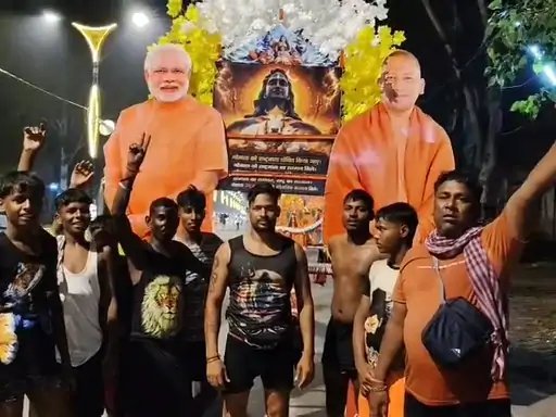 कांवड़ यात्रा में दिखा सामाजिक संदेश, बुलंदशहर के शिवभक्त 'मोदी-योगी' कांवड़ लेकर पहुंचे शिव चौक