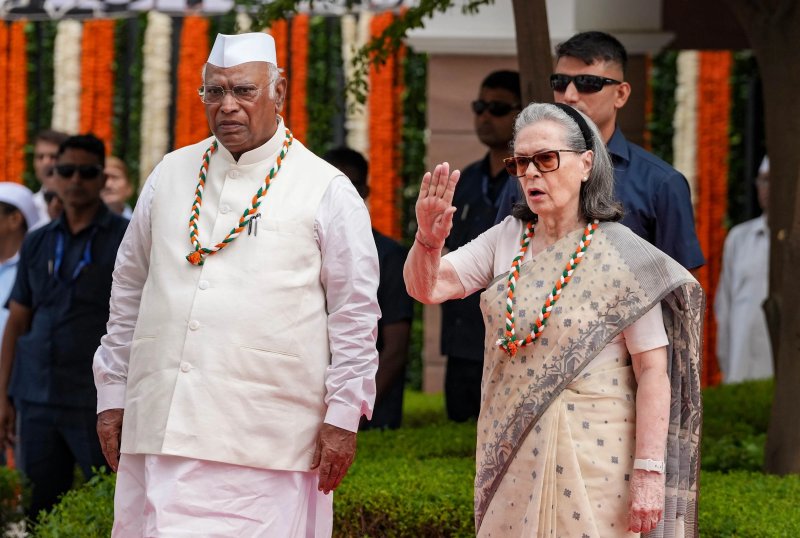 स्वतंत्रता दिवस पर खरगे का केंद्र सरकार पर हमला, बोले- सरकार गरीबों को कुचल रही