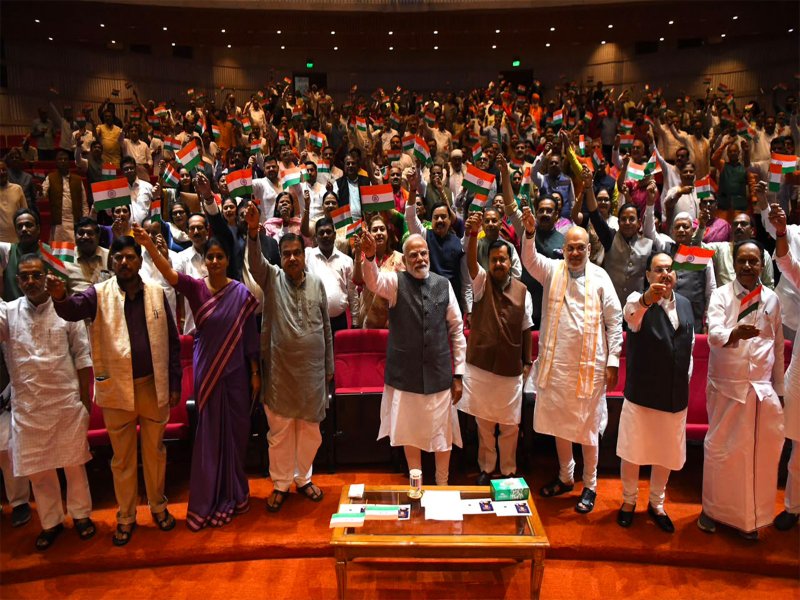PM मोदी संग NDA सांसदों की ‘मंगल मिलन’ बैठक, तिरंगा लहराकर दिया एकजुटता का संदेश