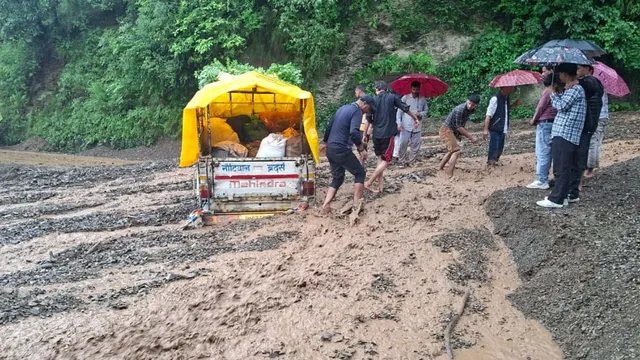 उत्तराखंड में बारिश का कहर: ग्वालदम हाईवे बंद, बद्रीनाथ हाईवे पर यातायात सुचारू