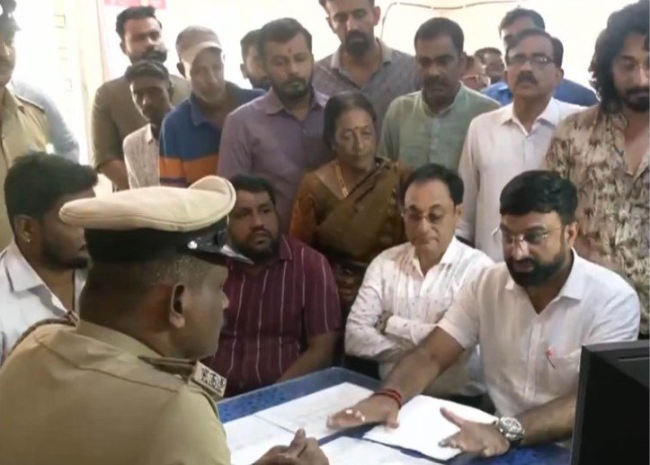‘वंदे मातरम’ विवाद में सोनिया गांधी की बढ़ीं मुश्किलें, BJP नेता ने थाने में दी शिकायत