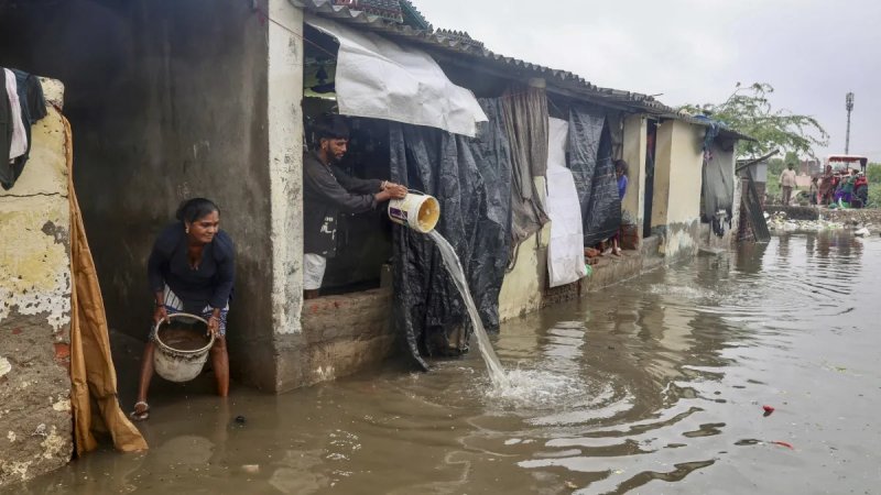 गुजरात में बारिश का कहर, सूरत में 5 फीट तक भरा पानी; अहमदाबाद में 13 हजार कर्मचारी तैनात