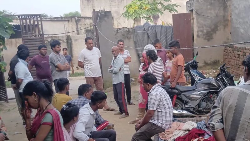 हापुड़ में सनसनीखेज वारदात, रात में घर में घुसकर दो बहनों पर फेंका तेजाब