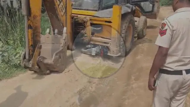 महेंद्रगढ़ में अवैध खनन रोकने पहुंचे वनकर्मियों पर चढ़ाई JCB, भागकर बचाई जान; सरकारी बाइक क्षतिग्रस्त