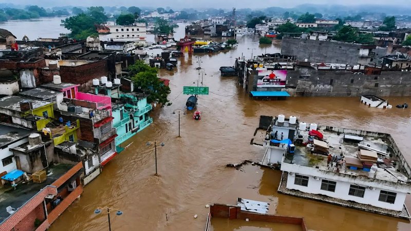 चित्रकूट में बाढ़ के बीच वायु सेना का रेस्क्यू, दो बुजुर्गों को हेलिकॉप्टर से बचाया
