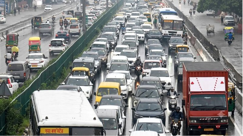दिल्ली में भारी बारिश से जलभराव, गुरुग्राम के NH-48 पर लगा लंबा जाम