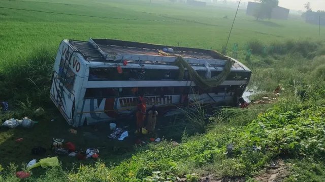 लखीमपुर खीरी में कांवड़ियों से भरी बस पलटी, एक की मौत; 40 घायल
