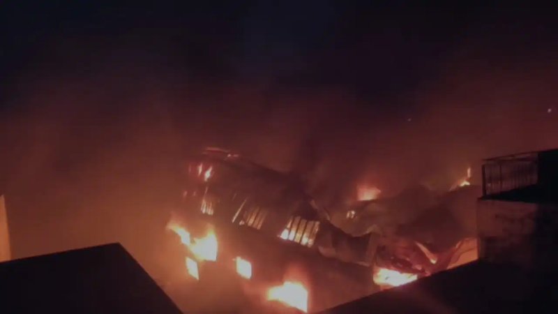 मुरादाबाद में मोमबत्ती फैक्ट्री में भीषण आग, 16 से ज्यादा दमकल गाड़ियों ने संभाला मोर्चा