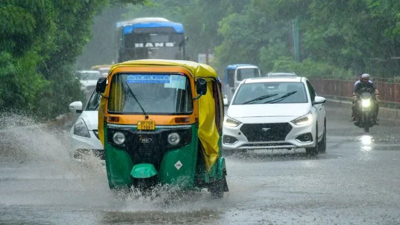 नोएडा-ग्रेनो में बदला मौसम, तेज बारिश से गर्मी और उमस से मिली राहत
