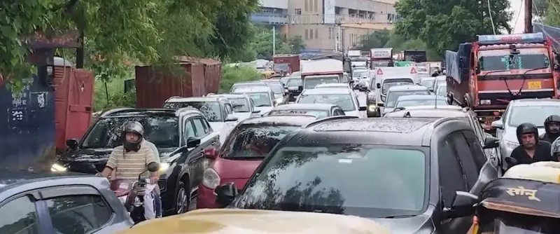 कांवड़ यात्रा के बीच बारिश ने बिगाड़ी दिल्ली-NCR की ट्रैफिक व्यवस्था, बॉर्डर पर 2 किमी तक लगा जाम