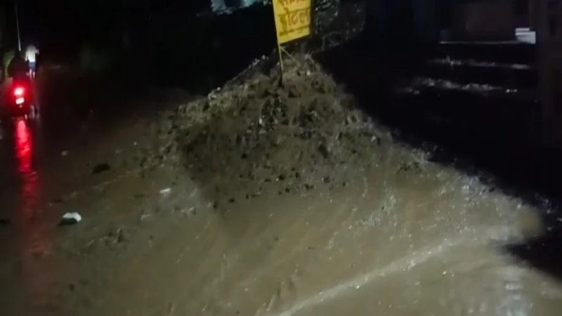 उत्तराखंड के नारायणबगड़ में भारी बारिश का कहर, हाईवे पर जमा हुआ मलबा, दुकानों में घुसा पानी