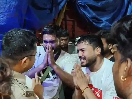 'सृजन DJ' को मुजफ्फरनगर में नहीं मिली एंट्री, पुलिस ने रामपुर तिराहे पर रोका