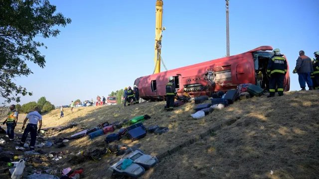 हंगरी में भीषण बस हादसा, खाई में पलटी पोलैंड के पर्यटकों से भरी बस; 12 की मौत