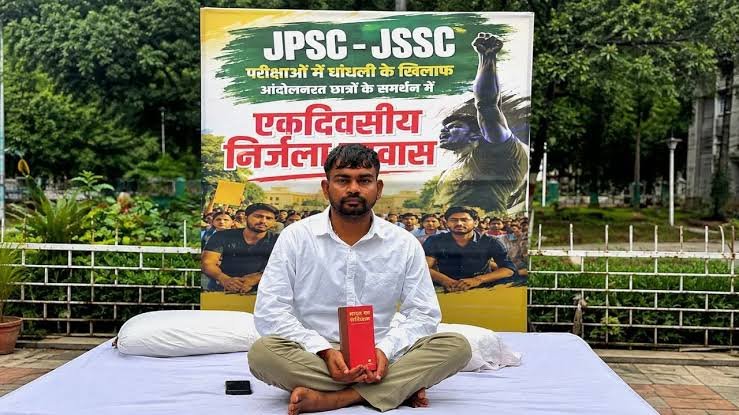 JPSC आंदोलन: छात्रों के समर्थन में जयराम महतो का निर्जला अनशन, विधानसभा के बाहर धरने पर बैठे
