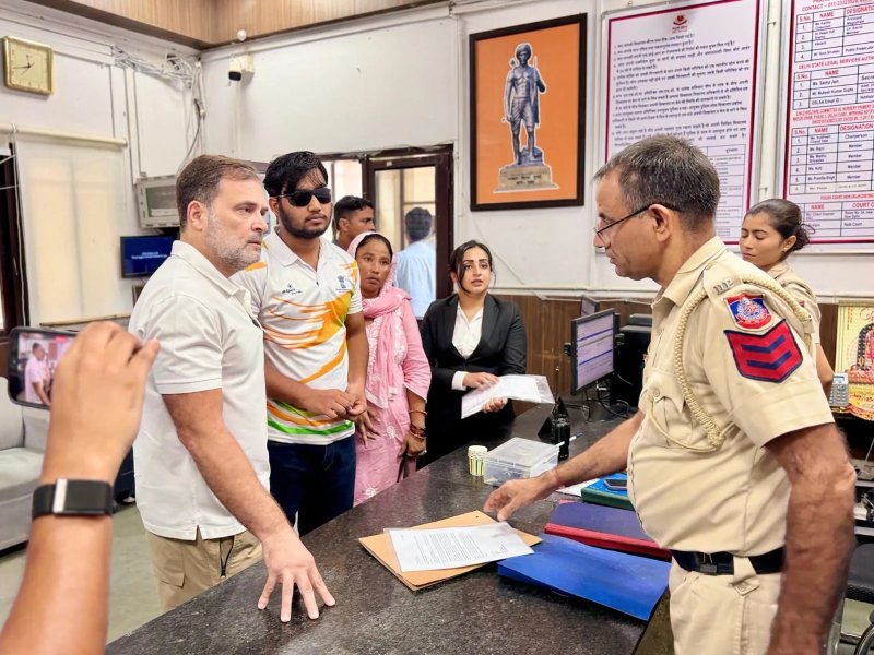 राहुल गांधी के धरने के बाद झुकी दिल्ली पुलिस! पैलेट गन मामले में FIR दर्ज