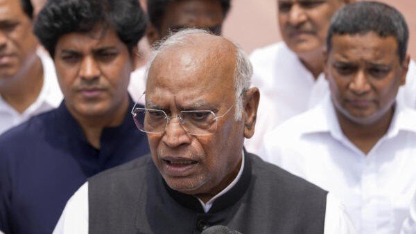 अमित शाह से जवाब की मांग पर अड़ा विपक्ष, खरगे बोले- कल कुछ नहीं होगा