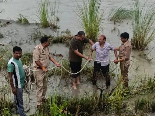 मुजफ्फरनगर: गंगा बैराज में कूदे 50 वर्षीय व्यक्ति को रामराज पुलिस ने समय रहते बचाया