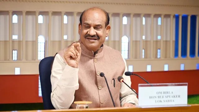 टीएमसी के 20 बागी सांसदों को लोकसभा स्पीकर का नोटिस, 7 दिन में मांगा जवाब