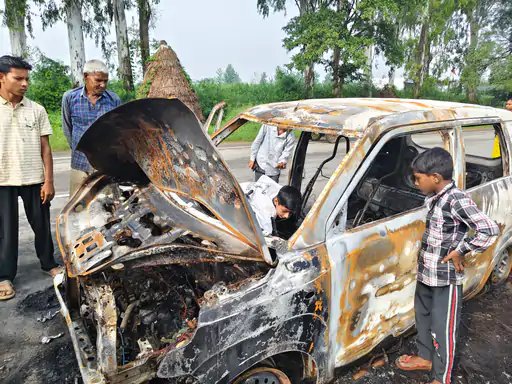 मुजफ्फरनगर: चरथावल-थानाभवन मार्ग पर CNG कार में लगी आग, परिवार ने कूदकर बचाई जान