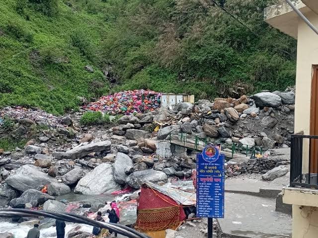 यमुनोत्री धाम में कूड़ा प्रबंधन की खुली पोल, जगह-जगह लगे कचरे के ढेर