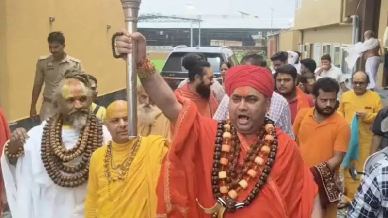 अयोध्या में राम मंदिर चढ़ावे के कथित विवाद पर संत समाज की बैठक, पुलिस के पहुंचने पर हंगामा