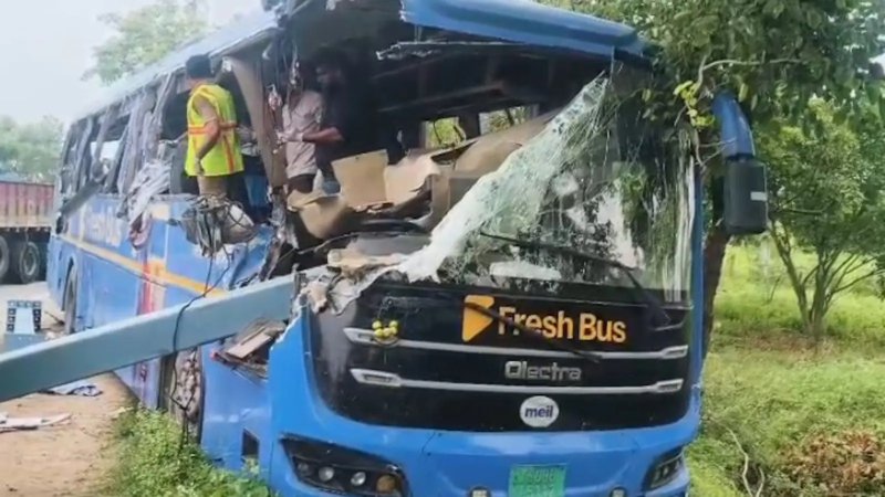 तेलंगाना के सूर्यापेट में बड़ा हादसा, बस और ट्रक की टक्कर में 6 की मौत