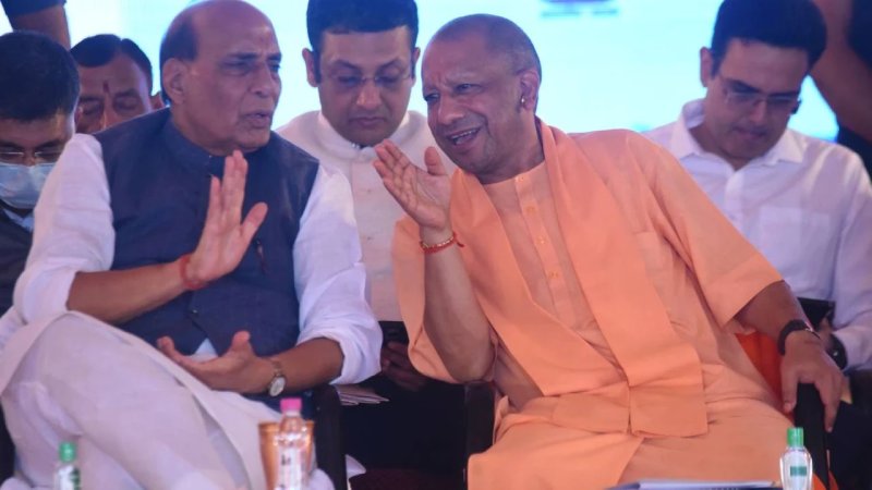 यूपी: राजनाथ सिंह ने की सीएम योगी की तारीफ, बोले- लखनऊ के विकास में सबसे बड़ा सहयोग