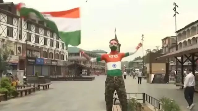 स्वतंत्रता दिवस पर श्रीनगर के लाल चौक में देशभक्ति का अनोखा अंदाज, पर्यटक ने लहराया तिरंगा