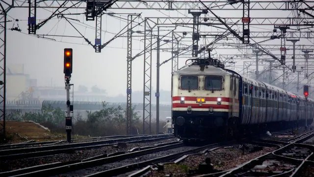 रेलवे में सुपरफास्ट सरचार्ज पर CAG का सवाल, 190 से ज्यादा ट्रेनें तय रफ्तार से पीछे