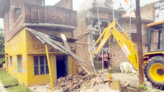 संभल में मंदिर की जमीन पर अवैध कब्जे पर चला बुलडोजर, दो मंजिला धर्मकांटा ध्वस्त