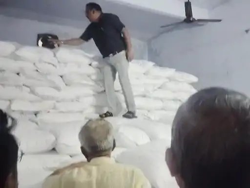 मुजफ्फरनगर में चीनी व्यापारियों के यहां छापेमारी, स्टॉक की जांच से मचा हड़कंप