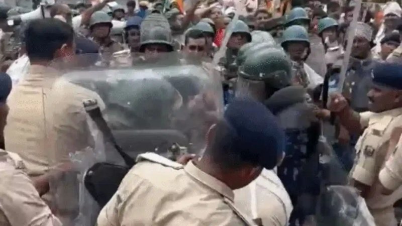 पटना में छात्र आंदोलन: पुलिस ने वाटर कैनन व लाठीचार्ज किया