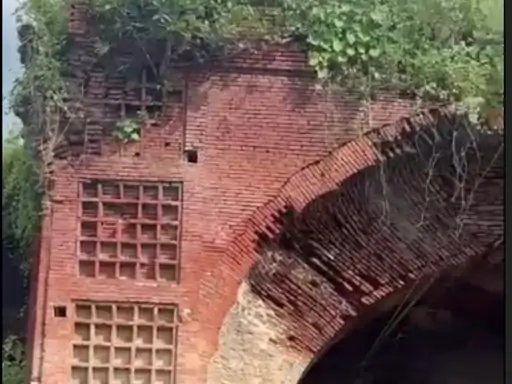 खतौली के कलैहावड़ा गांव में जर्जर दरवाजा बना जानलेवा खतरा, ग्रामीणों ने की कार्रवाई की मांग