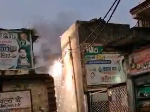 मुजफ्फरनगर: निर्धना गांव में जर्जर बिजली के तारों में लगी आग, चिंगारियां देख ग्रामीणों में दहशत