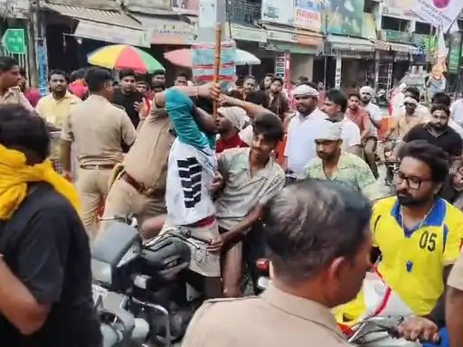मुजफ्फरनगर: डाक कांवड़ियों पर पुलिस की सख्ती, शिव चौक पर जब्त किए लाठी-डंडे और फरसे