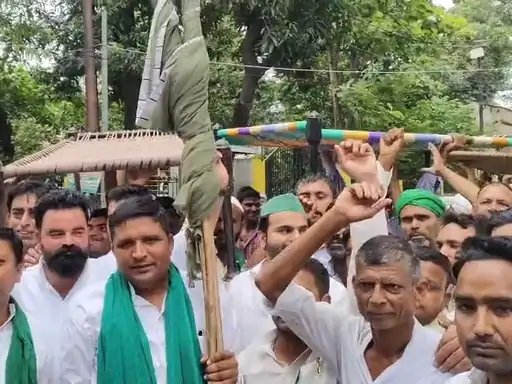 मुजफ्फरनगर में चकबंदी के खिलाफ किसानों का अनिश्चितकालीन धरना, चारपाई-मच्छरदानी लेकर कलेक्ट्रेट पहुंचे